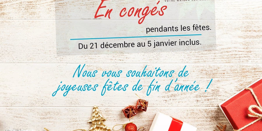 Carte de vœux de fin d'année avec sapin doré, boules rouges et paquets cadeaux sur fond en bois.