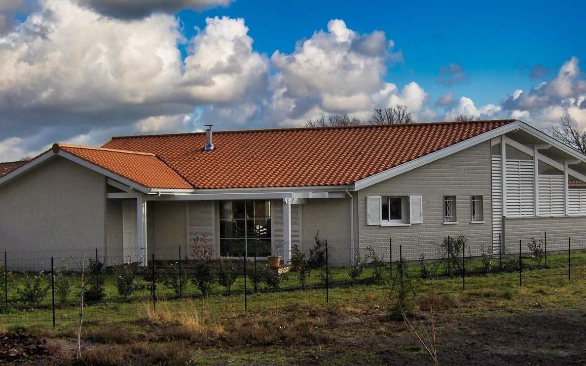 Maison contemporaine à Bias avec façade moderne et terrasse – Projet Landes Habitat
