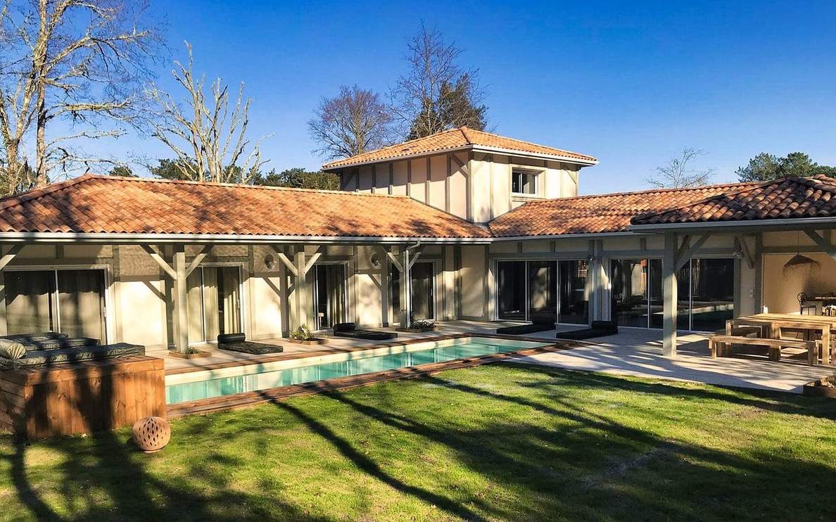 Villa contemporaine avec piscine et bardage bois construite par Landes Habitat dans les Landes.