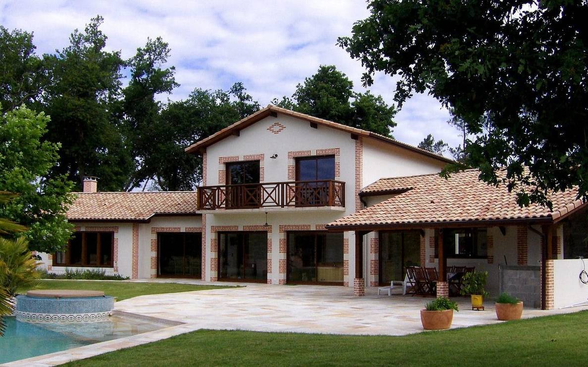 Maison R+1 de 187 m² à Lesperon avec charpente traditionnelle, menuiseries K-Line RAL 8007, tuiles Terreal vieilli Castel et enduit blanc cassé