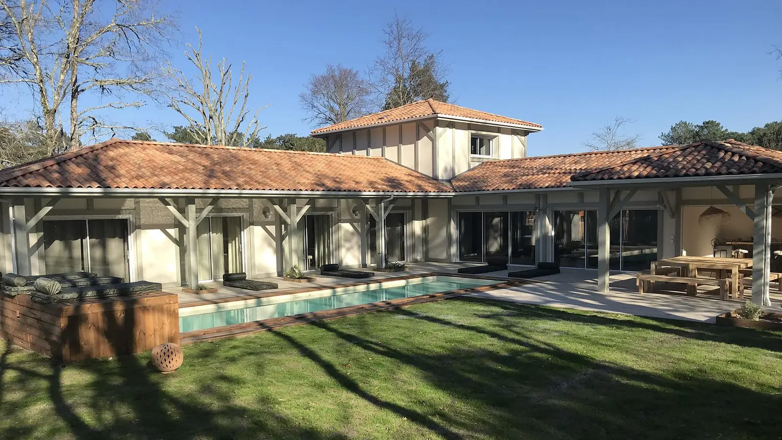 Architecture contemporaine de maison neuve dans les Landes