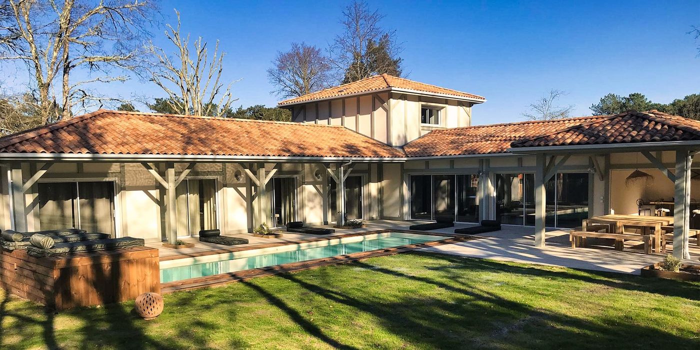 Villa contemporaine avec piscine et bardage bois construite par Landes Habitat dans les Landes.