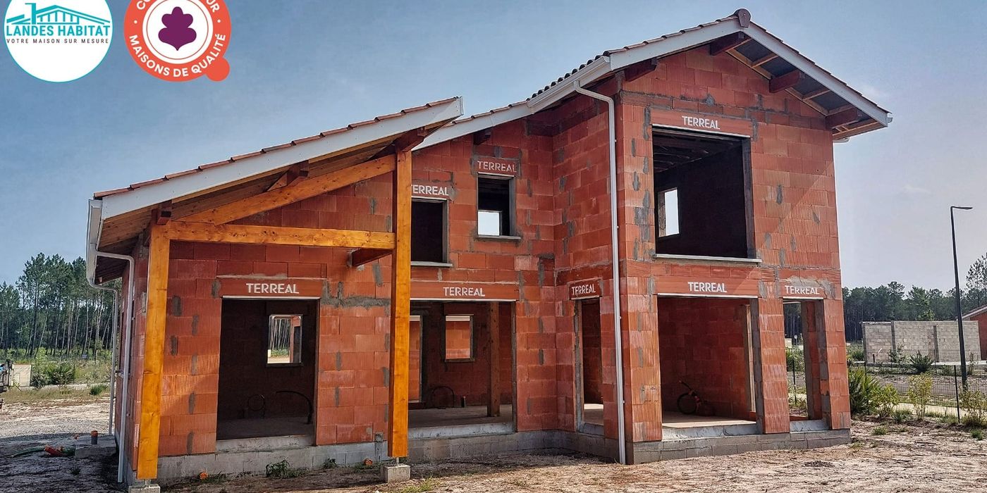 Chantier Vielle-St-Girons : maçonnerie et charpente terminée.