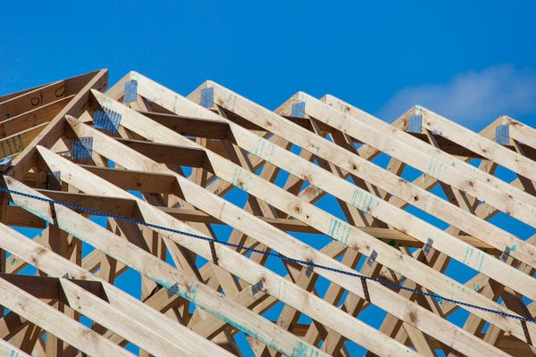 Charpente en pin des Landes lors de la construction d'une maison, montée par nos artisans locaux