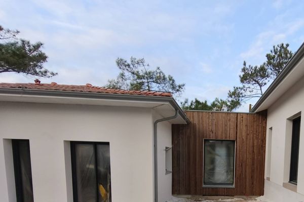 Extension en bardage bois reliée à une maison rénovée par Landes Habitat