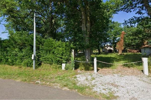 Terrain arboré de 893 m² à Mézos (40), route de Bias, accès gravillonné et clôture à chaîne