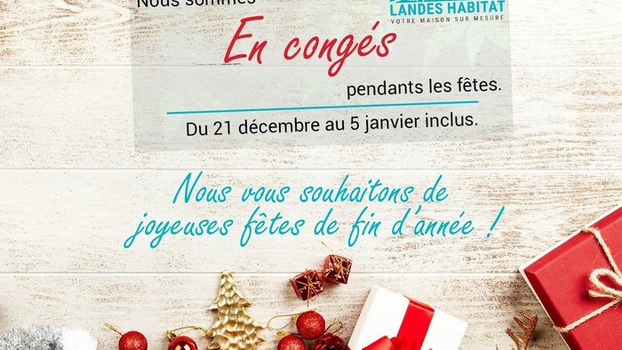 Carte de vœux de fin d'année avec sapin doré, boules rouges et paquets cadeaux sur fond en bois.