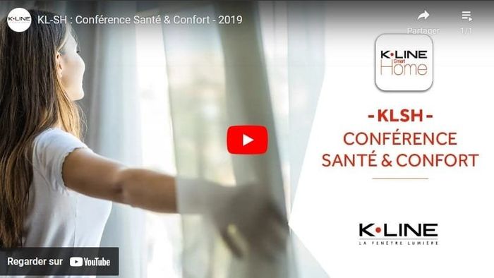 Jeune femme de profil ouvrant les rideaux d'une fenêtre lumineuse avec les logos K-Line.