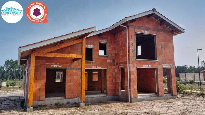 Chantier Vielle-St-Girons : maçonnerie et charpente terminée.