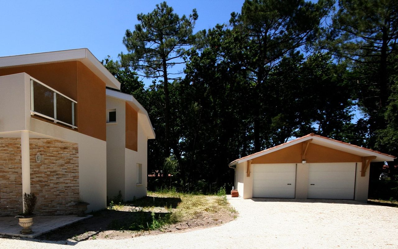 Maison contemporaine à Vieux-Boucau avec garage double indépendant, parement pierre et enduit bicolore – Réalisation Landes Habitat