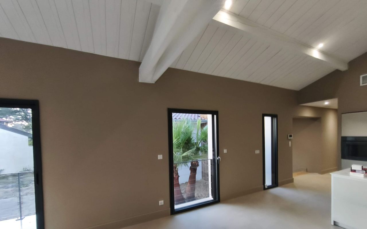 Intérieur rénové et lumineux d'une maison à Capbreton par Landes Habitat