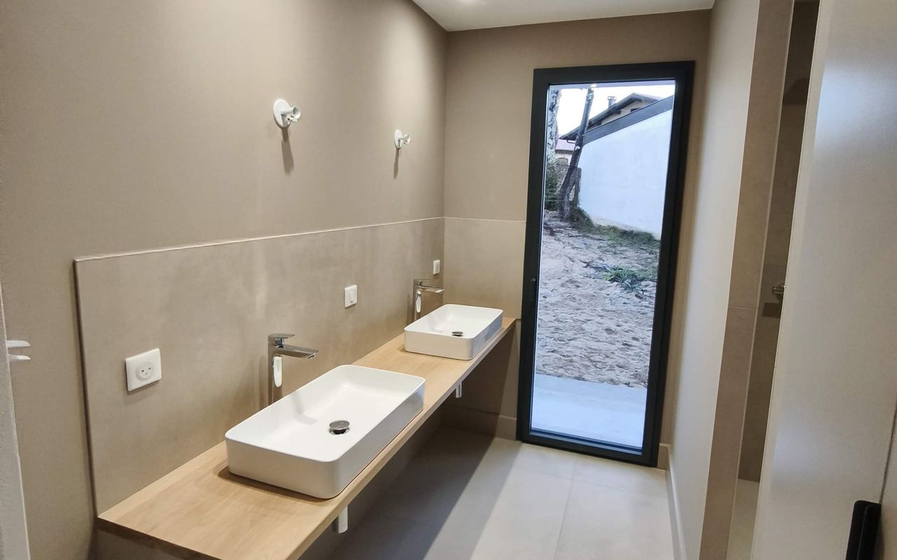 Salle de bains rénovée avec double vasque dans une maison à Capbreton