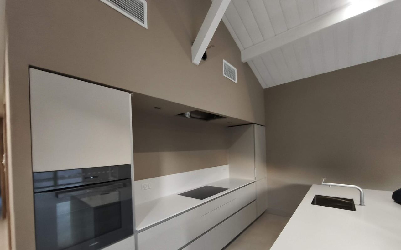 Cette salle de bains sobre et élégante est issue du projet de rénovation d’une résidence secondaire à Capbreton. Le choix de matériaux naturels et la lumière naturelle apportent un style apaisant et fonctionnel.