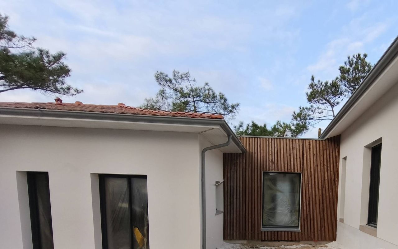 Bardage bois reliant l'extension à la maison rénovée à Capbreton par Landes Habitat
